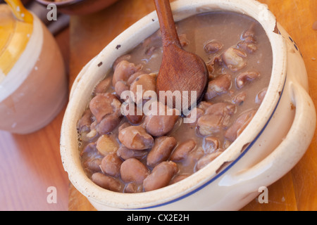 Hausgemachtes Bohnensuppe in einem Keramiktopf Stockfoto