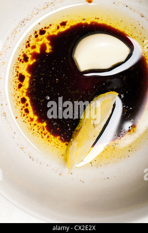 extra natives Olivenöl und Balsamico-Essig mit Zitrone und Knoblauch, italienische Pinzimonio Soße Stockfoto