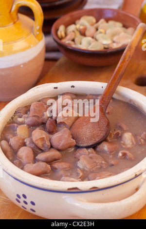 Hausgemachtes Bohnensuppe in einem Keramiktopf Stockfoto