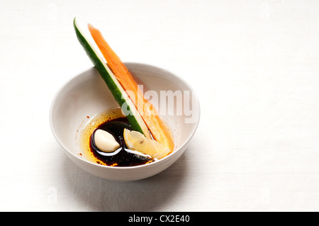 frische rohe Karotten und Gurken mit Pinzimonio Soße italienischer Snack Vorspeise Stockfoto