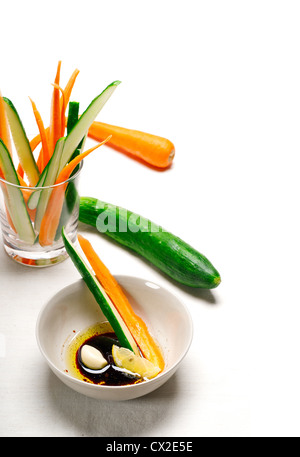 frische rohe Karotten und Gurken mit Pinzimonio Soße italienischer Snack Vorspeise Stockfoto