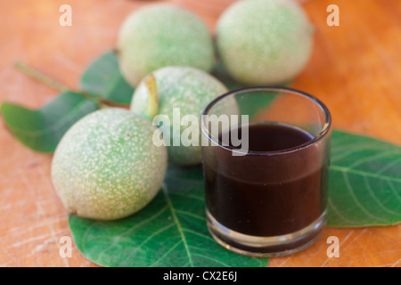 kleines Glas hausgemachten Likör Walnüsse Stockfoto