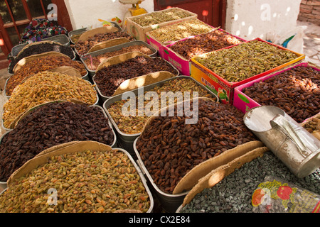 Verschiedene Sorten von Rosinen zum Verkauf an einem Stall in Turpan, Xinjiang, China Stockfoto