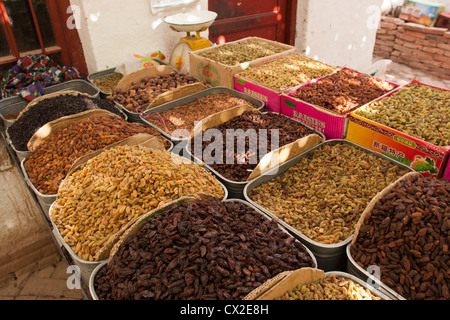 Verschiedene Sorten von Rosinen zum Verkauf an einem Stall in Turpan, Xinjiang, China Stockfoto