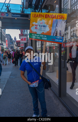 New York, NY, USA, ungerade Menschen auf der Straße, Frau mit Schilder, Englisch Unterricht, in Midtown Manhattan, Commercial ad Stockfoto