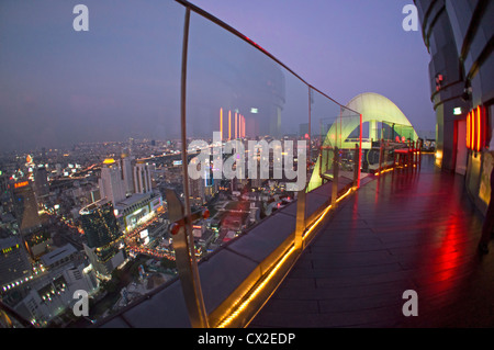 Red Sky Bar auf der Dachterrasse im Centara Grand Bangkok, Thailand Stockfoto