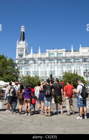 Touristen mit Reiseleiter in Plaza de Santa Ana in Madrid, Spanien Stockfoto
