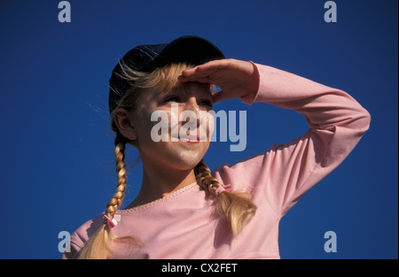 Junges Mädchen in der Sonne mit Sonnencreme Beschützer auf Gesicht Stockfoto