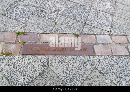 Der Berliner Mauer Region in Staaken, West-Berlin ein Zeichen in der Straße, die den Verlauf der Mauer Stockfoto