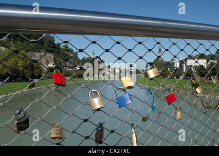 Liebe Sperren auf einer Brücke über die Salzach, Salzburg, Österreich Stockfoto