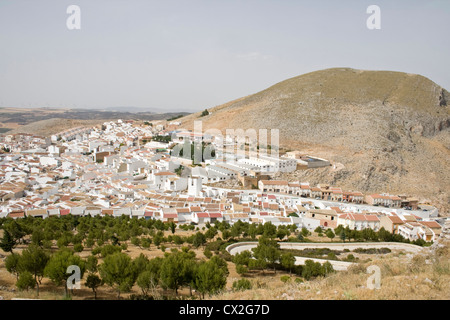 Blick in Richtung Teba von Castillo De La Estrella, Provinz Malaga. Stockfoto