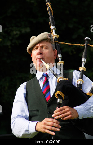 Mann trägt Tracht spielt Dudelsack, UK. Stockfoto