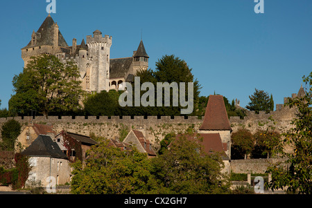 Französische Schloss und Dorf in der Dordogne im Südwesten Frankreichs Stockfoto