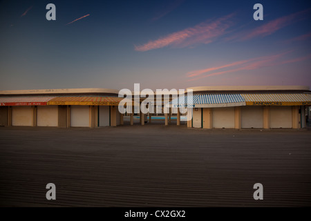 Geschlossene Geschäft vor die Strand Hütten auf Deauville in Frankreich am Strand Stockfoto