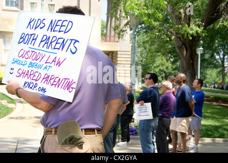 Demonstration für gemeinsame Elternschaft im Capitol in Raleigh, North Carolina, am 7. Mai 2011. Stockfoto