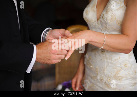 Austausch von Hochzeiten Ringe Stockfoto