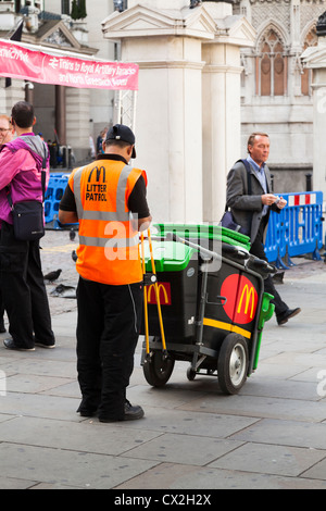 McDonalds Wurf Patrouille mit Lagerplatz in der Strand-London Stockfoto