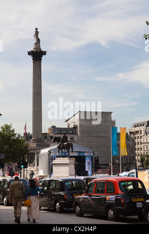 Taxis, die Schlange, um in Trafalgar Square in London zu bekommen Stockfoto