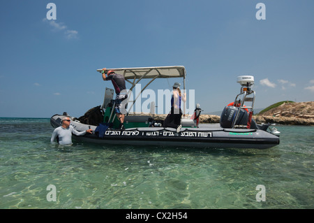Ein RIB (Rigid geschält) Schlauchboot sinkt ins Mittelmeer Stockfoto