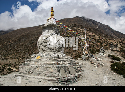Steinerne buddhistische Stupa platziert auf der Höhe von 4500m ü.m., über Dengboche Dorf in der Khumbu-Region des Himalaya, Nepal Stockfoto