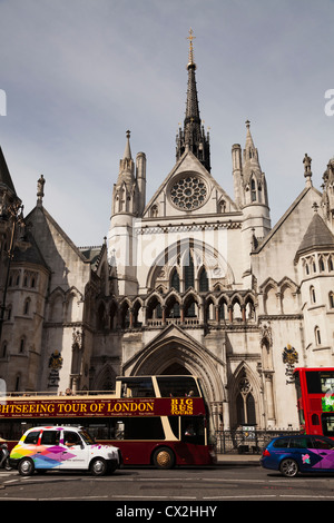 Sightseeing-offene gekrönt, Bus und Taxi außerhalb der Royal Courts of Justice in der Fleet Street London Stockfoto