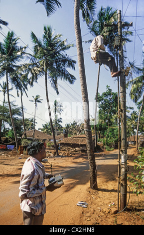 Telekommunikation Techniker reparieren Kabel in Goa Indien Stockfoto