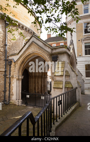 Eingang von der Strasse auf der kreisförmigen Kirchenschiff Temple Church - Kirche für den inneren und mittleren Tempel - Außenbereich in London Stockfoto