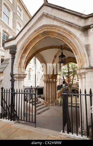 Eingang von der Strasse auf der kreisförmigen NaveTemple Kirche - die Kirche für den inneren und mittleren Tempel - Außenbereich in London Stockfoto