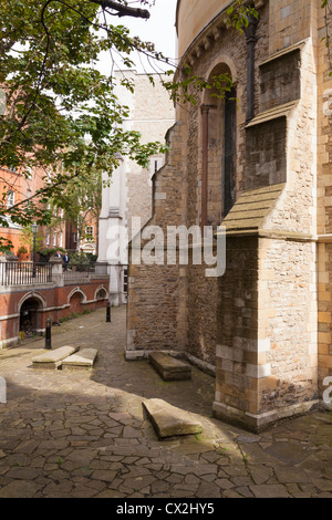 Gräber im Temple Church - Kirche für den inneren und mittleren Tempel - Außenbereich in London Stockfoto