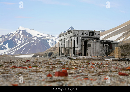 Alte hölzerne Jagdhütte im Hornsund, Svalbard, Spitzbergen, Norwegen Stockfoto