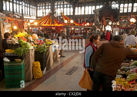 Zentralmarkt in Santiago de Chile, typische Szene, Bild 1 von 5 (Mann warten auf Liebhaber im Hintergrund) Stockfoto