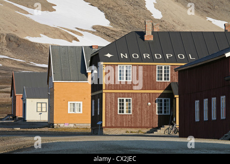 Holzhäuser in Ny-Ålesund, ehemalige Bergarbeiterdorf auf Spitzbergen, Svalbard, Norwegen Stockfoto