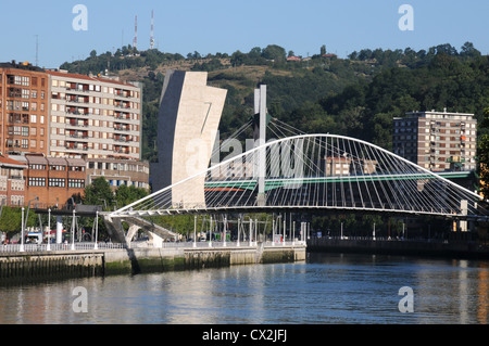 Zubizuri Brücke, eine Fußgängerzone überqueren den Fluss Nervion, Bilbao, Spanien Stockfoto