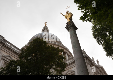 Goldene Statue des Heiligen Paulus auf Spalte mit Blick auf Dom außerhalb St. Pauls Cathedral in London Stockfoto