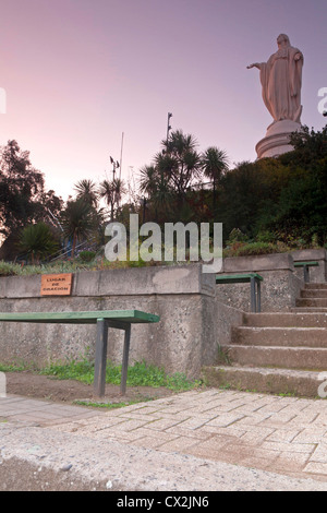 Cerro San Cristóbal (San Cristóbal), Santiago de Chile, Südamerika, Jungfrau-Statue bei Sonnenuntergang auf dem Gipfel Stockfoto