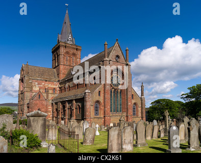 dh St Magnus Cathedral KIRKWALL ORKNEY Eastside of Cathedral and Graveyard orkneys scottish Cathedral Stockfoto