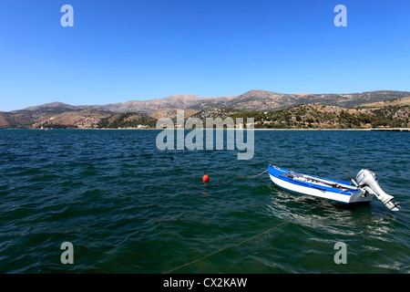 Boot in der Koutavas Lagune, Drapano Brücke, Stadt Argostoli, Kefalonia, Griechenland, Europa Stockfoto