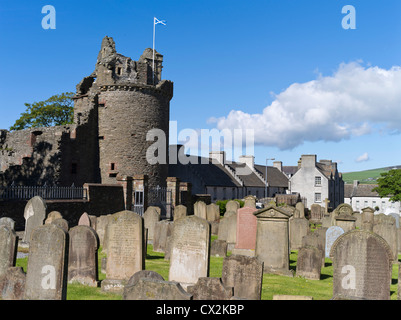 dh Bishops Palace KIRKWALL ORKNEY SCHOTTLAND ruinierte Steinturm Flagge St. Magnus Kathedrale Friedhof uk Friedhof Stockfoto