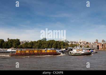 Transport-Barge von Containern auf der Themse geschleppt. Stockfoto