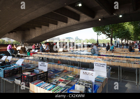 Second Hand Buch stand unter Waterloo Brücke am Südufer der Themse in London. Stockfoto