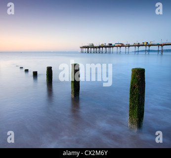 Teignmouth Pier und Küstenschutz in Teignmouth, South Devon, England. (September) im Sommer 2010. Stockfoto