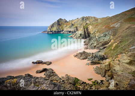 Unberührten Sandstrand in Elender Bucht, mit Blick auf Gammon Kopf, Salcombe, South Hams, Devon, England. Stockfoto