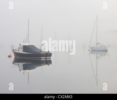 Schiffe im Nebel auf Kingsbridge Estuary, Salcombe, South Hams, Devon, England. Herbst (September) 2010. Stockfoto