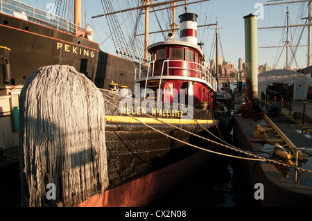 Helen McAllister ist eine historische Schlepper an der South Street Seaport Museum in New York. Stockfoto