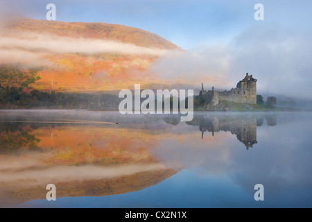 Ein nebliger Morgen neben Loch Awe mit Blick auf Kilchurn Castle, Argyll & Bute, Schottland. Herbst (Oktober) 2010. Stockfoto