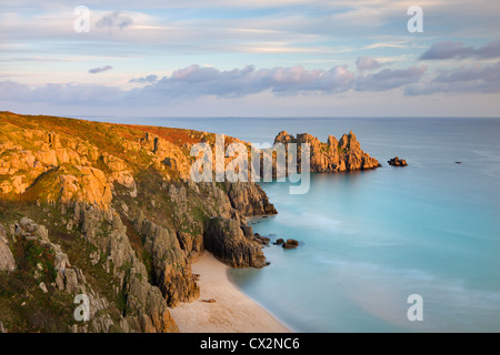 Pednvounder Strand von Treen Klippe, auf der Suche nach Logan Rock, Porthcurno, Cornwall, England. Herbst (Oktober) 2010. Stockfoto