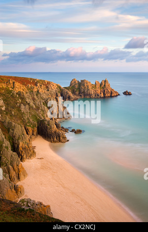 Pednvounder Strand und Logan Rock aus Treen Cliff, Treen, Porthcurno, Cornwall, England. Herbst (Oktober) 2010. Stockfoto