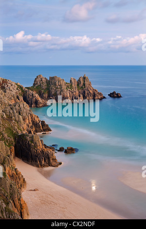 Pednvounder Strand und Logan Rock aus den Frischluftkick in der Nähe von Treen, Porthcurno, Cornwall, England. Herbst (Oktober) 2010. Stockfoto