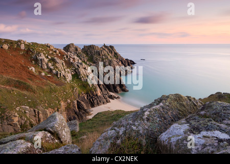 Treryn Dinas Granit Landzunge und Logan Rock bei Sonnenuntergang, Porthcurno, Treen, Cornwall, England. Herbst (Oktober) 2010. Stockfoto