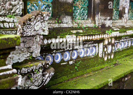 Porzellanteller in den Tempel Pura Kehen auf Bali Stockfoto